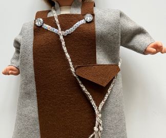 Kläder modell Brita grå/brun, 199 kronor