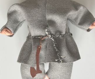 Kläder modell Knut grå/grå, 199 kronor.